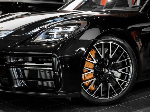 2026 Porsche Panamera Turbo S E-Hybrid III, чёрный, 39990000 рублей - вид 3