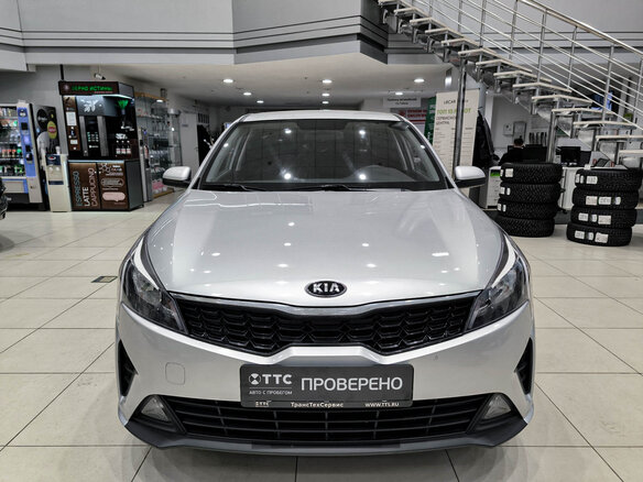 2021 Kia Rio IV Рестайлинг, серый, 1399000 рублей - вид 1
