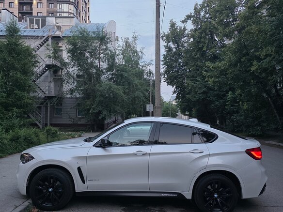 2018 BMW X6 40d II (F16), белый, 4950000 рублей - вид 2