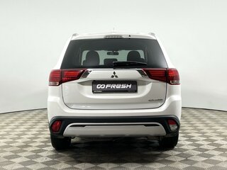 2021 Mitsubishi Outlander III Рестайлинг 3, белый, 2250000 рублей, вид 4