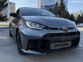 2024 Toyota Yaris IV Рестайлинг, серый, 4950000 рублей, вид 3