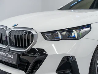 2025 BMW 5 серии 530i xDrive VIII (G60/G61/G68), белый, 9290000 рублей, вид 2