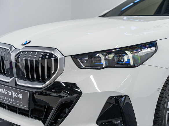 2025 BMW 5 серии 530i xDrive VIII (G60/G61/G68), белый, 9150000 рублей - вид 1