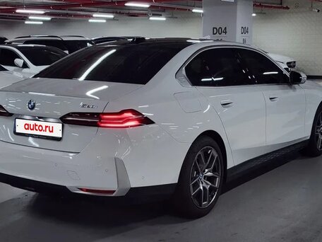 2025 BMW 5 серии 520i VIII (G60/G61/G68), белый, 5740000 рублей, вид 2