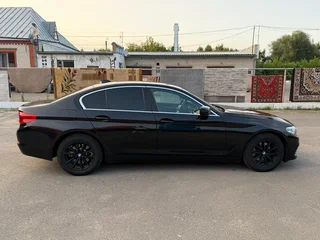 2018 BMW 5 серии 520d xDrive VII (G30/G31/G38), чёрный, 2960000 рублей, вид 4