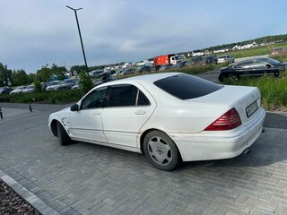 1999 Mercedes-Benz S-Класс 320 IV (W220), белый, 700000 рублей, вид 3