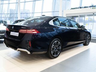 2025 BMW 5 серии Long 530Li xDrive VIII (G60/G61/G68), чёрный, 8550000 рублей, вид 5
