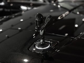 2026 Rolls-Royce Cullinan Black Badge I Рестайлинг (Series II), чёрный, 77000000 рублей, вид 4