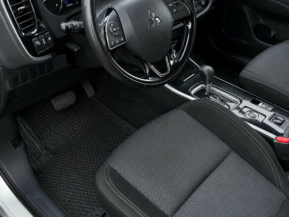 2019 Mitsubishi Outlander III Рестайлинг 3, серебристый, 1920000 рублей - вид 12