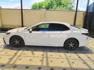 2022 Toyota Camry VIII (XV70) Рестайлинг, белый, 1900000 рублей, вид 2
