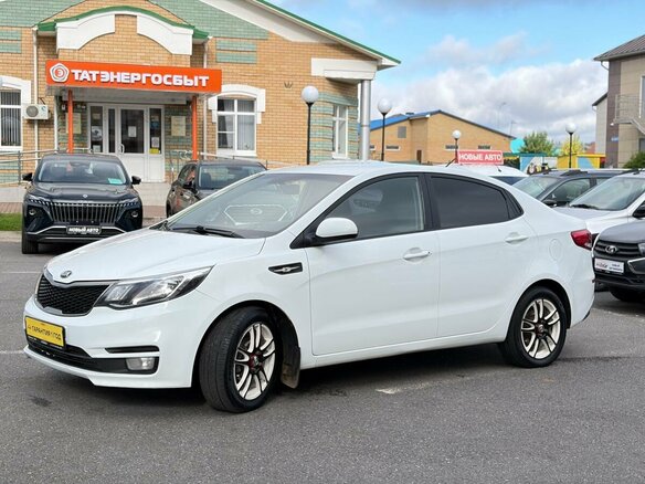 2015 Kia Rio III Рестайлинг, белый - вид 2
