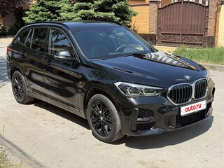 2020 BMW X1 20i xDrive II (F48) Рестайлинг, чёрный, 3950000 рублей, вид 3