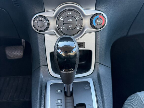 2009 Ford Fiesta Mk6, красный - вид 30