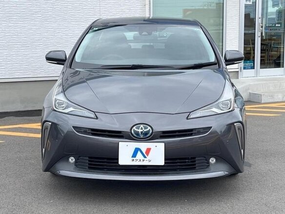 2022 Toyota Prius IV Рестайлинг (XW50), серебристый, 1700000 рублей - вид 2