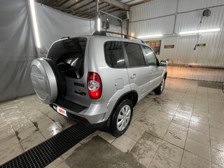 2011 Chevrolet Niva I Рестайлинг, серебристый, 450000 рублей, вид 4