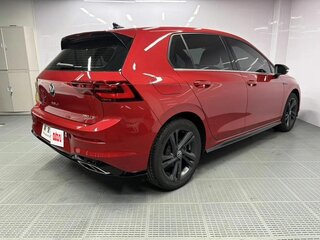 2023 Volkswagen Golf VIII, красный, 1715486 рублей, вид 4