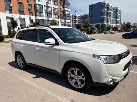 2013 Mitsubishi Outlander III, белый, 1400000 рублей, вид 3