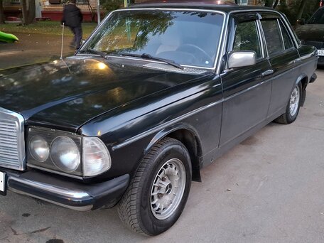 1982 Mercedes-Benz W123 240, чёрный, 400000 рублей, вид 1