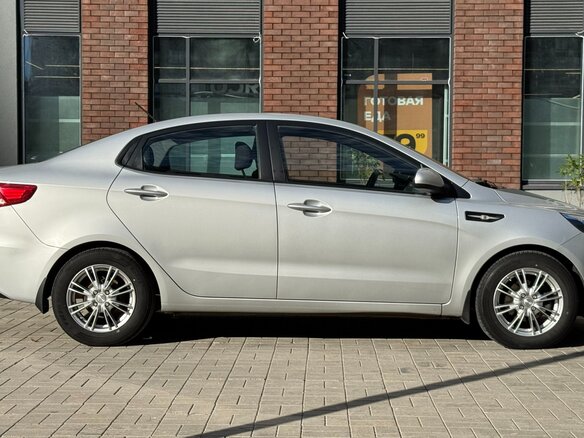 2016 Kia Rio III Рестайлинг, серебристый, 970000 рублей - вид 3