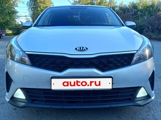 2021 Kia Rio IV Рестайлинг, серый, 1430000 рублей, вид 2