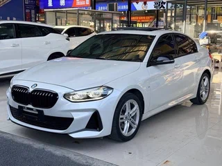 2023 BMW 1 серии 120i III (F52) Рестайлинг, белый, 1990000 рублей, вид 3