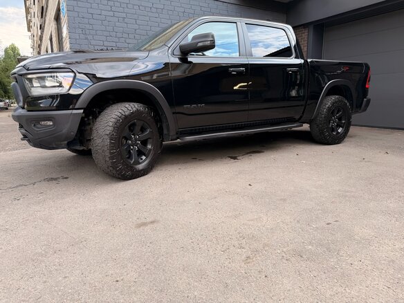 2023 Ram 1500 Quad Cab V, чёрный - вид 6