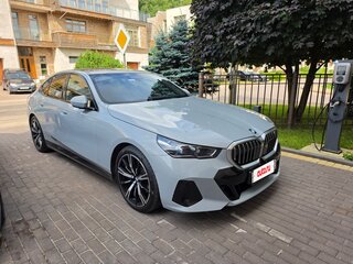 2024 BMW 5 серии 530i xDrive VIII (G60/G61/G68), серый, 7280000 рублей, вид 2
