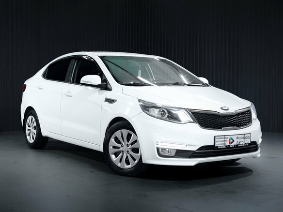 2015 Kia Rio III Рестайлинг, белый, 880000 рублей