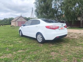 2013 Kia Rio 5-speed III, белый, 950000 рублей, вид 5