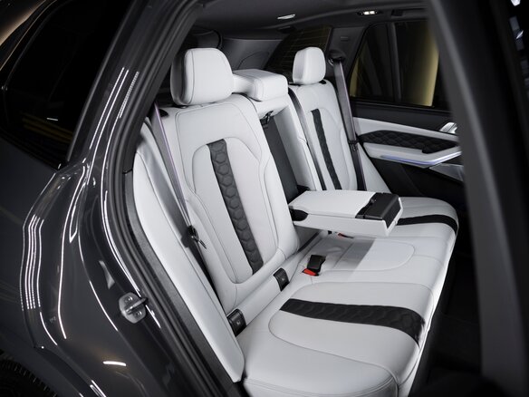 2026 BMW X5 M Competition III (F95) Рестайлинг, серый, 28209300 рублей - вид 4
