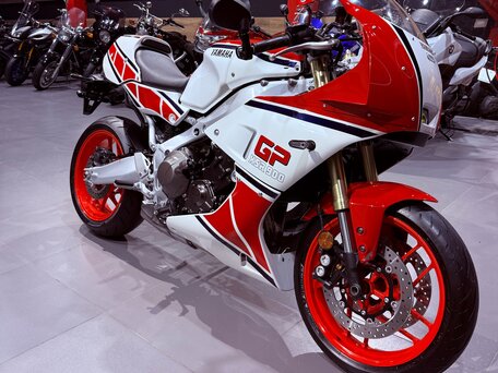 2024 Yamaha XSR900, красный, 915000 рублей, вид 4