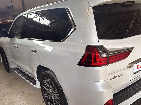 2019 Lexus LX 570 III Рестайлинг 2, белый, 7800000 рублей - вид 3