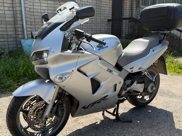 2001 Honda VFR 800, серебристый, 550000 рублей