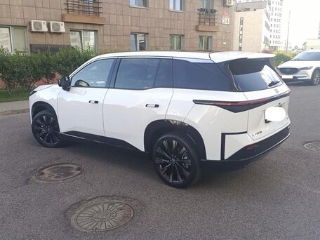 2025 Toyota bZ3X 58.3 kWh, белый, 3000000 рублей, вид 3