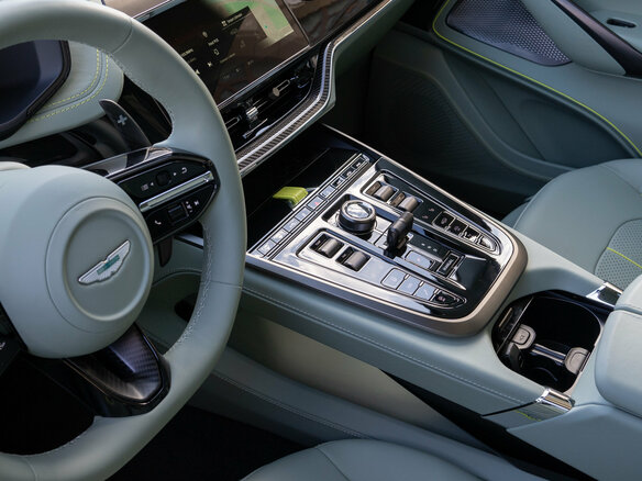 2026 Aston Martin DBX DBX S I, зелёный - вид 24