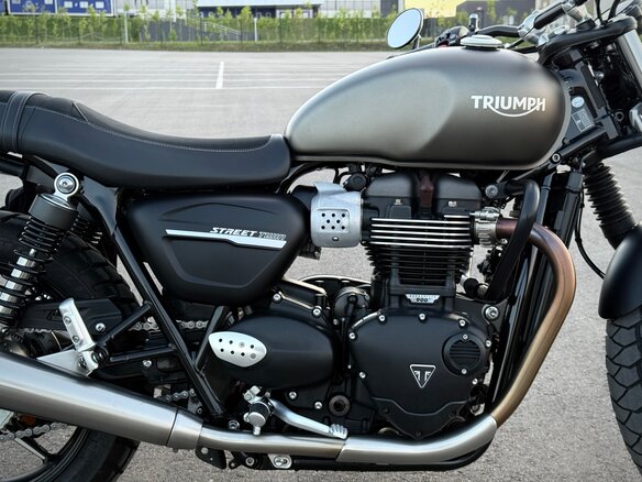 2020 Triumph Street Twin, серый, 805000 рублей - вид 18