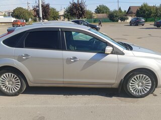 2010 Ford Focus II Рестайлинг, серебристый, 650000 рублей, вид 4