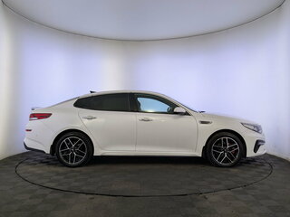 2019 Kia Optima IV Рестайлинг, белый, 2080000 рублей, вид 4