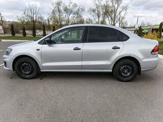 2015 Volkswagen Polo V Рестайлинг, серебристый, 690000 рублей, вид 3