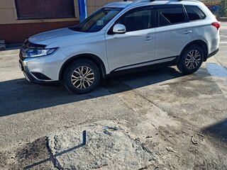 2020 Mitsubishi Outlander III Рестайлинг 3, белый, 2500000 рублей, вид 2