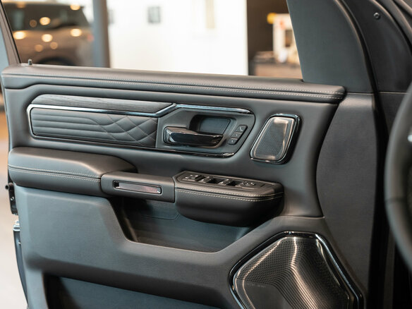 2026 Ram 1500 Crew Cab eTorque V Рестайлинг, чёрный, 13700000 рублей - вид 13