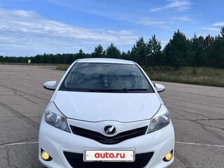 2013 Toyota Vitz III (XP130), белый, 650000 рублей, вид 1