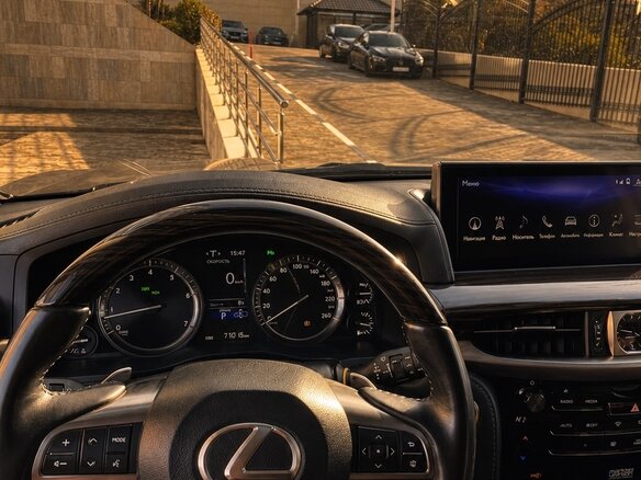 2019 Lexus LX 570 III Рестайлинг 2, синий, 8900000 рублей - вид 5