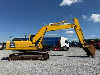 2019 Komatsu PC220-8, жёлтый, 8300000 рублей, вид 1