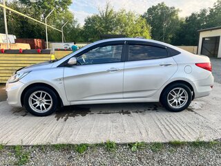 2013 Hyundai Solaris I, серебристый, 775000 рублей, вид 4