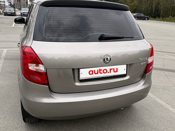 2011 Skoda Fabia II Рестайлинг, серый, 750000 рублей - вид 2