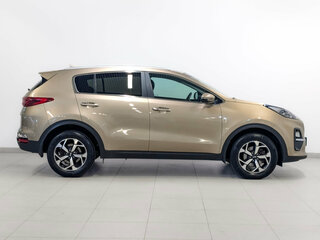 2020 Kia Sportage IV Рестайлинг, коричневый, 2100000 рублей, вид 4