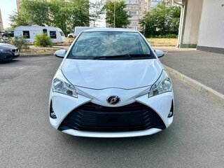 2019 Toyota Vitz III (XP130) Рестайлинг, белый, 820000 рублей, вид 2
