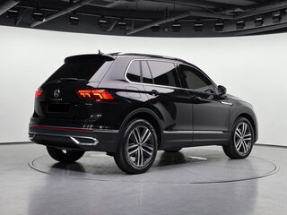 2023 Volkswagen Tiguan II Рестайлинг, чёрный, 3690000 рублей, вид 4