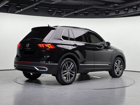 2023 Volkswagen Tiguan II Рестайлинг, чёрный, 3690000 рублей, вид 4